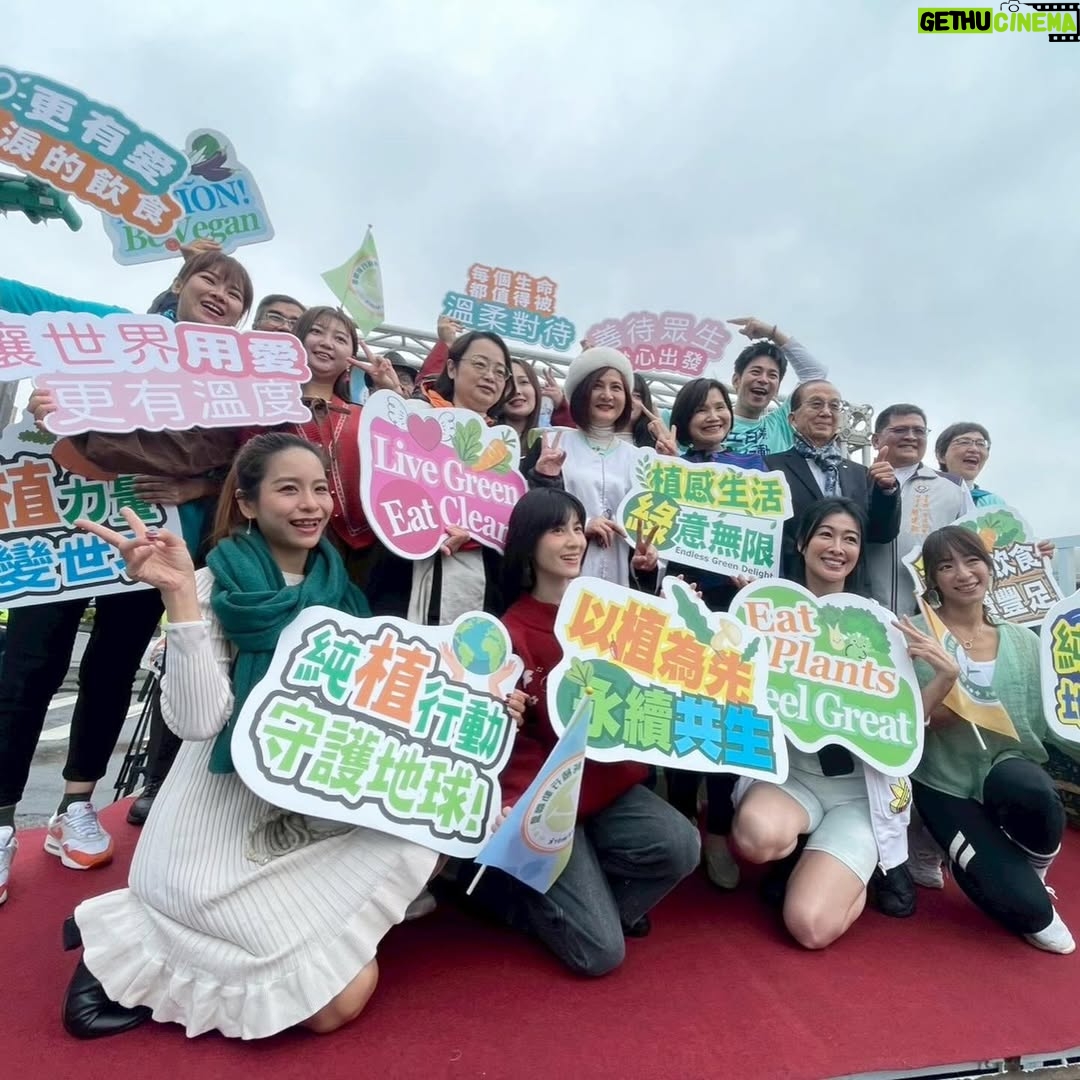 Lien Yu-han - 5.7K Likes - 第一次參加 @vegan_action_network 活動
透過飲食
也可以減少碳排放量
關於更永續環保的生活
在日常中就可以實現
只需要在日常做出一點點小改變
例如一週找一天吃蔬食
或是每天有一餐選擇純蔬食
養成習慣後
就能往越來越往你所在意的地方去實踐和盡一份心力
讓我們一起守護地球
守護動物植物
就從我們日常的飲食開始吧❤️
也歡迎大家分享好吃的蔬食料理給我
讓日常有更多更溫柔的選擇

活動/ @vegan_action_network  @21dayveganfun @nomeatfestival