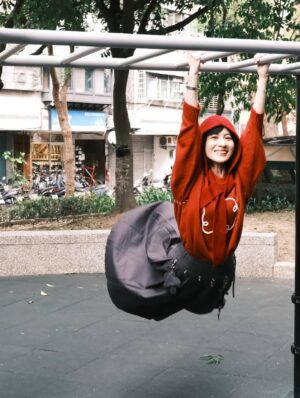 Lien Yu-han Instagram - 大家在懷疑我的臂力驚人時
是不是忘記我有一個更驚人的朋友
叫英氣 @inchif 
我只是隨意拉著單槓把自己當彩帶甩一甩而已
然後出版社妹妹被嚇到
本來我只是選了一些書要帶他們去拍山羌收訊中
結果看到公園就忍不住去拉一下背
什麼快樂奔跑的小靈魂