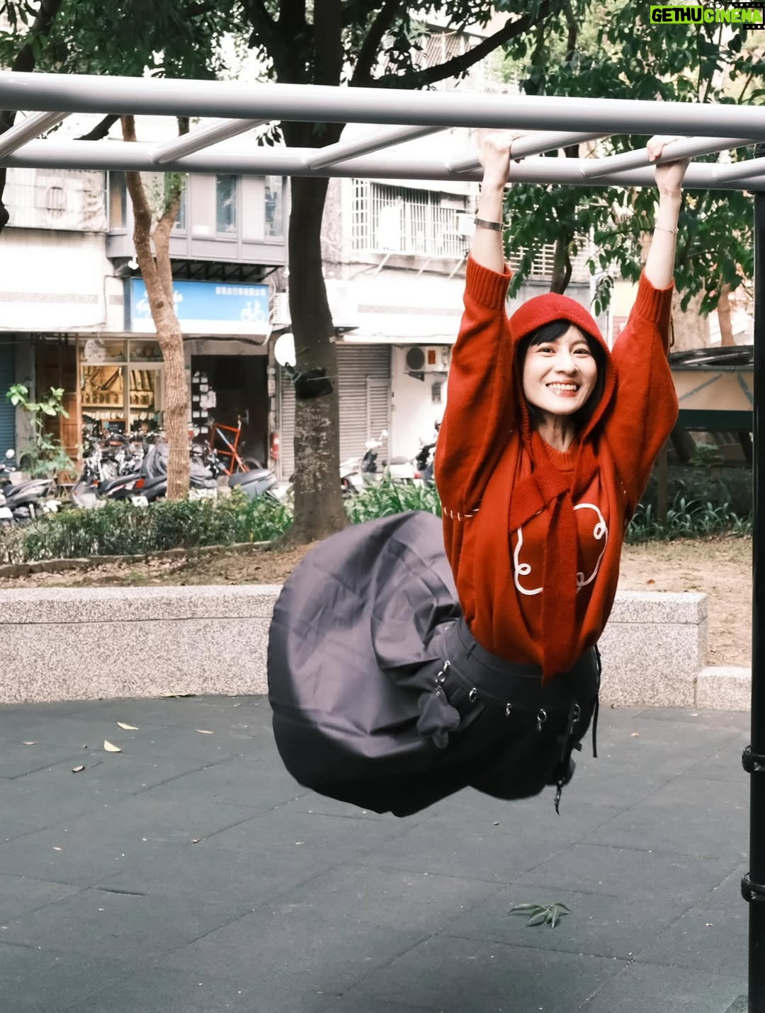 Lien Yu-han - 9.9K Likes - 大家在懷疑我的臂力驚人時
是不是忘記我有一個更驚人的朋友
叫英氣 @inchif 
我只是隨意拉著單槓把自己當彩帶甩一甩而已
然後出版社妹妹被嚇到
本來我只是選了一些書要帶他們去拍山羌收訊中
結果看到公園就忍不住去拉一下背
什麼快樂奔跑的小靈魂