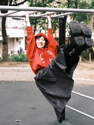 Lien Yu-han Instagram - 大家在懷疑我的臂力驚人時
是不是忘記我有一個更驚人的朋友
叫英氣 @inchif 
我只是隨意拉著單槓把自己當彩帶甩一甩而已
然後出版社妹妹被嚇到
本來我只是選了一些書要帶他們去拍山羌收訊中
結果看到公園就忍不住去拉一下背
什麼快樂奔跑的小靈魂