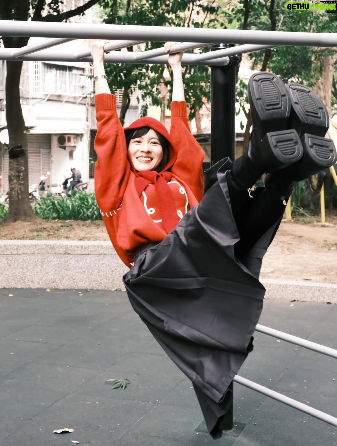 Lien Yu-han - 9.9K Likes - 大家在懷疑我的臂力驚人時
是不是忘記我有一個更驚人的朋友
叫英氣 @inchif 
我只是隨意拉著單槓把自己當彩帶甩一甩而已
然後出版社妹妹被嚇到
本來我只是選了一些書要帶他們去拍山羌收訊中
結果看到公園就忍不住去拉一下背
什麼快樂奔跑的小靈魂