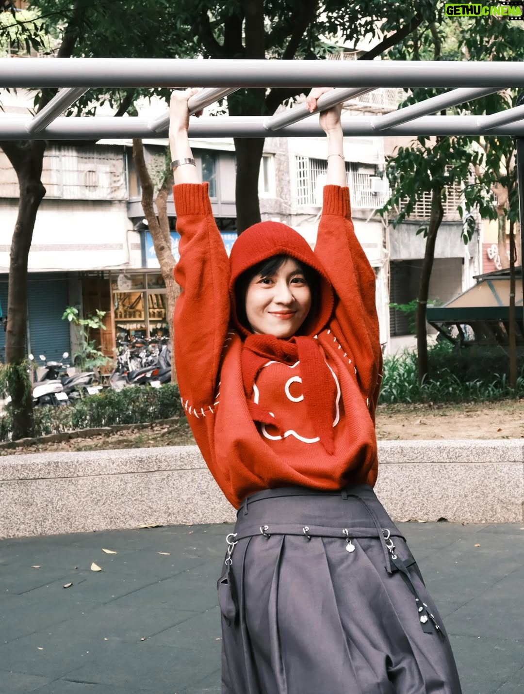 Lien Yu-han - 9.9K Likes - 大家在懷疑我的臂力驚人時
是不是忘記我有一個更驚人的朋友
叫英氣 @inchif 
我只是隨意拉著單槓把自己當彩帶甩一甩而已
然後出版社妹妹被嚇到
本來我只是選了一些書要帶他們去拍山羌收訊中
結果看到公園就忍不住去拉一下背
什麼快樂奔跑的小靈魂