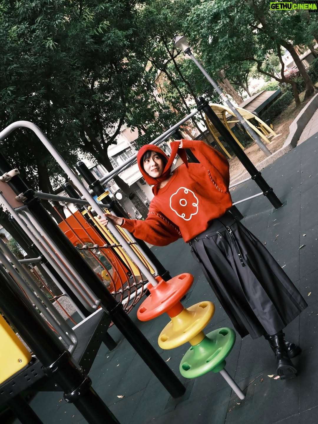 Lien Yu-han - 9.9K Likes - 大家在懷疑我的臂力驚人時
是不是忘記我有一個更驚人的朋友
叫英氣 @inchif 
我只是隨意拉著單槓把自己當彩帶甩一甩而已
然後出版社妹妹被嚇到
本來我只是選了一些書要帶他們去拍山羌收訊中
結果看到公園就忍不住去拉一下背
什麼快樂奔跑的小靈魂