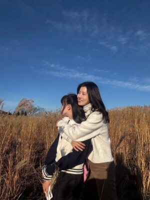 Yu Seon Instagram - 이제 검색 할 에너지 없는.. 힘 없는 파워J ㅋ~
검색 하나도 안하고, 나도 좀 쉬자고 온 여행인데.. 
뭐해! 뭐 먹어!.. 나만 보는 p들 때문에..
또 급 서치해서 갔는데..너무 만족한 곳..
저처럼 기력 없어진 분들을 위해.. ^^ 
정보 공유해유!!♡♡ 

그녀의 이야기도 많이 듣고..
행복한 미소도 많이 보고.. 
가는 곳 마다 좋았고.. 
그거면 최고의 여행♡♡ ^^ 

☕️카페- #레이지펌프  #제주당 
🍚식사- #제주광해 #함쉐프키친짬뽕 
🌅노을명소- #금오름