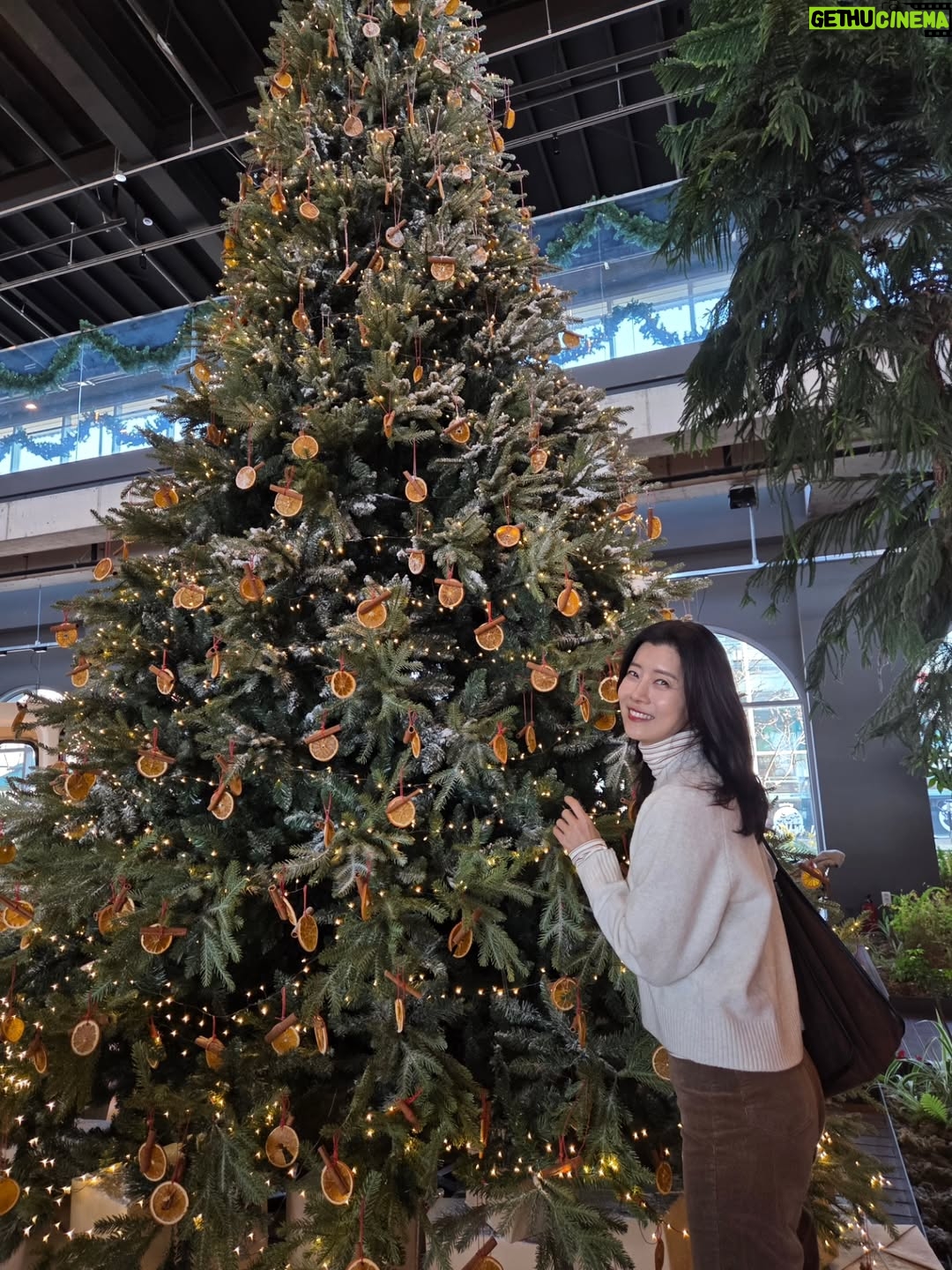 Yu Seon - 4.4K Likes - 이제 검색 할 에너지 없는.. 힘 없는 파워J ㅋ~
검색 하나도 안하고, 나도 좀 쉬자고 온 여행인데.. 
뭐해! 뭐 먹어!.. 나만 보는 p들 때문에..
또 급 서치해서 갔는데..너무 만족한 곳..
저처럼 기력 없어진 분들을 위해.. ^^ 
정보 공유해유!!♡♡ 

그녀의 이야기도 많이 듣고..
행복한 미소도 많이 보고.. 
가는 곳 마다 좋았고.. 
그거면 최고의 여행♡♡ ^^ 

☕️카페- #레이지펌프  #제주당 
🍚식사- #제주광해 #함쉐프키친짬뽕 
🌅노을명소- #금오름