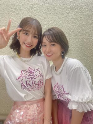Yuki Kashiwagi Instagram - ✩┈┈∘*┈୨୧┈*∘┈┈✩

いまだに武道館コンサートの余韻が抜けないのは
私だけでしょうか.....

こんなこともうないかもしれないと思って
勇気を出して優子ちゃんと撮ってもらいました！！

「もう一生会わないかもしれないしね😏」と言われて
年末にも会えるからそんなことないのに
その一言からめっちゃ優子ちゃんを浴びた感じがして
嬉しかったです！！なんでもエモく感じる病！！