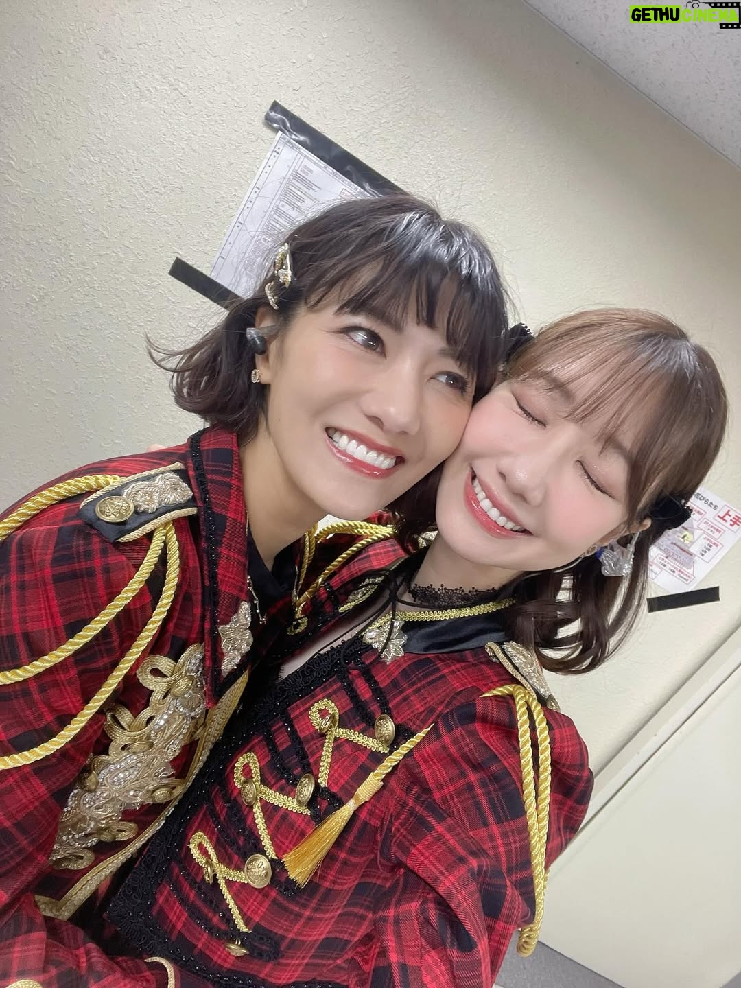 Yuki Kashiwagi - 52.9K Likes - ✩┈┈∘*┈୨୧┈*∘┈┈✩

いまだに武道館コンサートの余韻が抜けないのは
私だけでしょうか.....

こんなこともうないかもしれないと思って
勇気を出して優子ちゃんと撮ってもらいました！！

「もう一生会わないかもしれないしね😏」と言われて
年末にも会えるからそんなことないのに
その一言からめっちゃ優子ちゃんを浴びた感じがして
嬉しかったです！！なんでもエモく感じる病！！