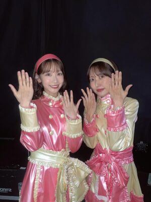 Yuki Kashiwagi Instagram - ✩┈┈∘*┈୨୧┈*∘┈┈✩

いまだに武道館コンサートの余韻が抜けないのは
私だけでしょうか.....

こんなこともうないかもしれないと思って
勇気を出して優子ちゃんと撮ってもらいました！！

「もう一生会わないかもしれないしね😏」と言われて
年末にも会えるからそんなことないのに
その一言からめっちゃ優子ちゃんを浴びた感じがして
嬉しかったです！！なんでもエモく感じる病！！
