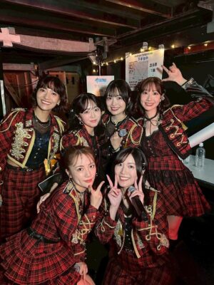 Yuki Kashiwagi Instagram - ✩┈┈∘*┈୨୧┈*∘┈┈✩

いまだに武道館コンサートの余韻が抜けないのは
私だけでしょうか.....

こんなこともうないかもしれないと思って
勇気を出して優子ちゃんと撮ってもらいました！！

「もう一生会わないかもしれないしね😏」と言われて
年末にも会えるからそんなことないのに
その一言からめっちゃ優子ちゃんを浴びた感じがして
嬉しかったです！！なんでもエモく感じる病！！