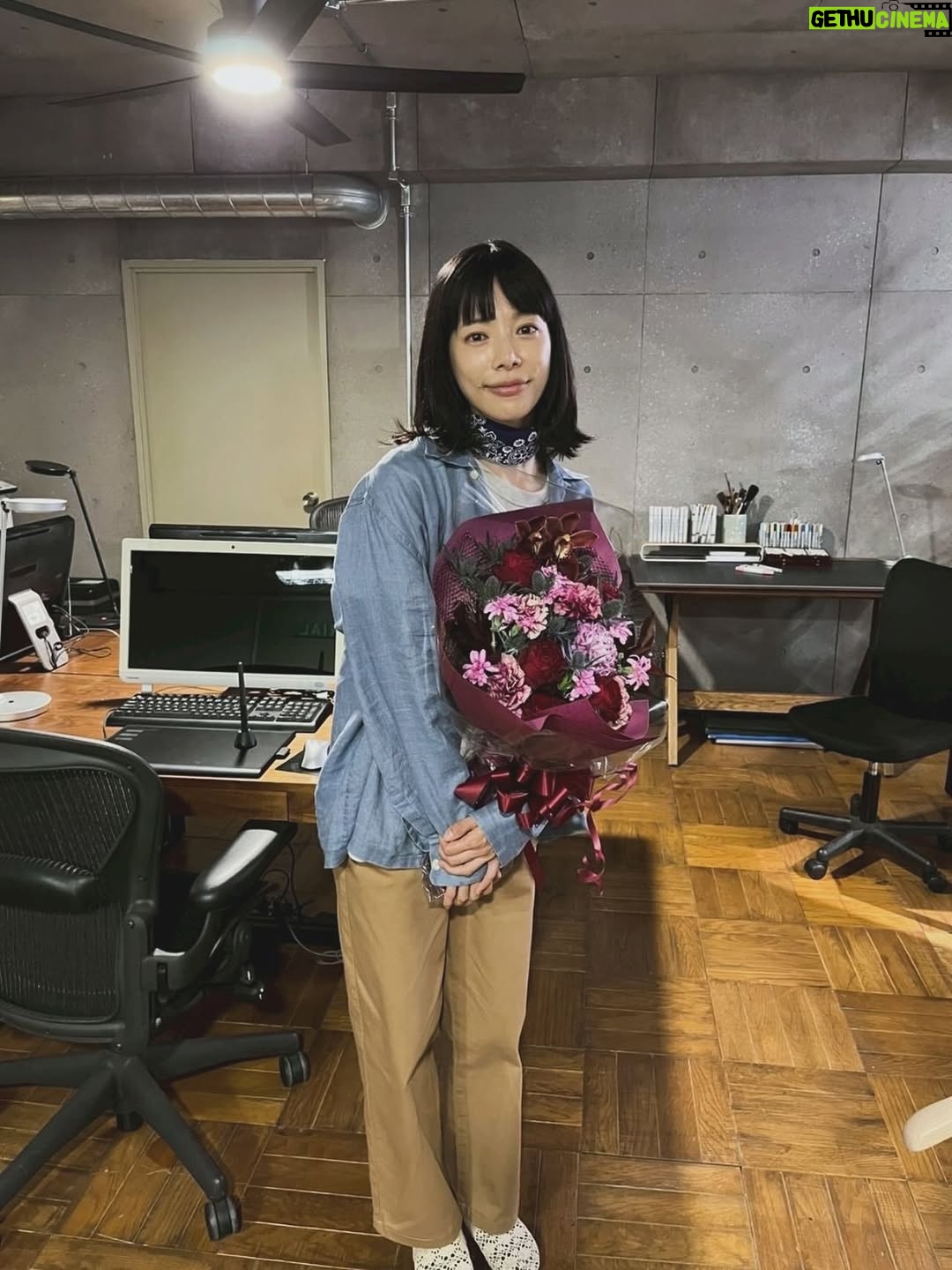 Yuki Sakurai - 59.8K Likes - 「しあわせは食べて寝て待て」最終話までご覧いただき、本当にありがとうございました。

水凪さんの描く、この温かで穏やかな日常の機微を、どう大切に体現出来るのか、彩る事ができるのか。日々スタッフキャスト皆んなで話し合いながら、丁寧に撮影を進めてきました。そして撮影が終わり、放送が終わり、無事に終える事が出来た安心感もありますが、それ以上に寂しさもあります。

それだけ、さとことしての日常を生きてこれたのだと、今実感しております。

ドラマを観てくださっている方達と一緒に、ゆっくりと一歩ずつ歩んでこれたような、本当に大切な大好きな作品でした。

改めて、最後まで観てくださり、たくさんのコメントをありがとうございました。
そして、私達に大切な作品を委ねてくださった水凪さんに心から感謝の気持ちでいっぱいです。

またどこかでお会い出来る事を楽しみにしています。

本当にありがとうございました。

　　　　　　　　　　　　　　　　　　　　　桜井🍲