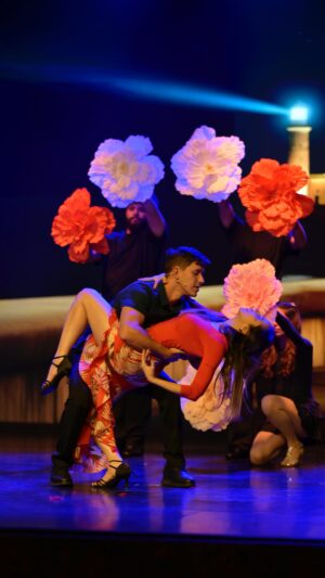 Yuliet Cruz Instagram - Feliz de esta experiencia 🩷🤎 FRESA Y CHOCOLATE 
Si estás en Miami saca tu ticket y acompáñanos 
www.teatrotrail.com