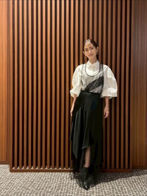 Yuri Nakamura Instagram - 平場の月完成披露試写会でした。
11月14日公開🌕
じわじわと沁み入るような、素敵な映画です♡
ぜひ劇場でご覧ください。
shirt,dress @esthe_clothing
accessories @atur_jewelry
others / stylist's own
@mikuogawa_stylist
@hirabanotsuki