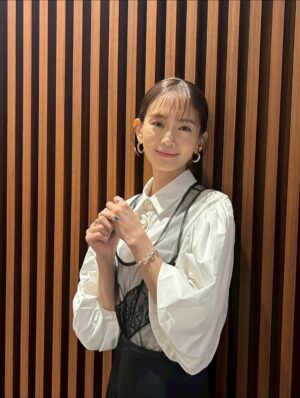 Yuri Nakamura Instagram - 平場の月完成披露試写会でした。
11月14日公開🌕
じわじわと沁み入るような、素敵な映画です♡
ぜひ劇場でご覧ください。
shirt,dress @esthe_clothing
accessories @atur_jewelry
others / stylist's own
@mikuogawa_stylist
@hirabanotsuki