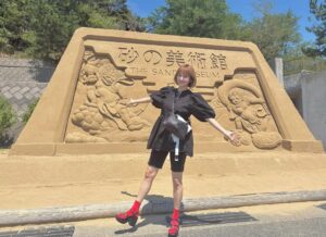 Yurika Kubo Instagram - 初鳥取ー！最高でしたー！
「琴浦さん」でモリモリをやっていた頃から
ずっといつか行きたい！と思っていたので
とってもありがたかったです🥹🌈
本当に本当に星空が美しかったよ……
・
・
イベント翌日はほんの少しだけ観光できたのですが
やっぱり時間が全く足りませんでした😂笑
・
・
引き続き行ったことのない場所へ！
たくさん冒険したくなりました🫧🪽

▷
#鳥取 #鳥取砂丘 #砂の美術館 #青山剛昌ふるさと館 
#朗読劇 #星取県 #星空 #星空鑑賞 #夏の思い出 
#シカコ #shikaco #小鹿 #시카코
#久保ユリカ #kuboyurika #久保百合花 #쿠보유리카 ＃奈良
#NARA #나라 #鹿#deer #사슴 #ボブ #bobhaircut #단발머리