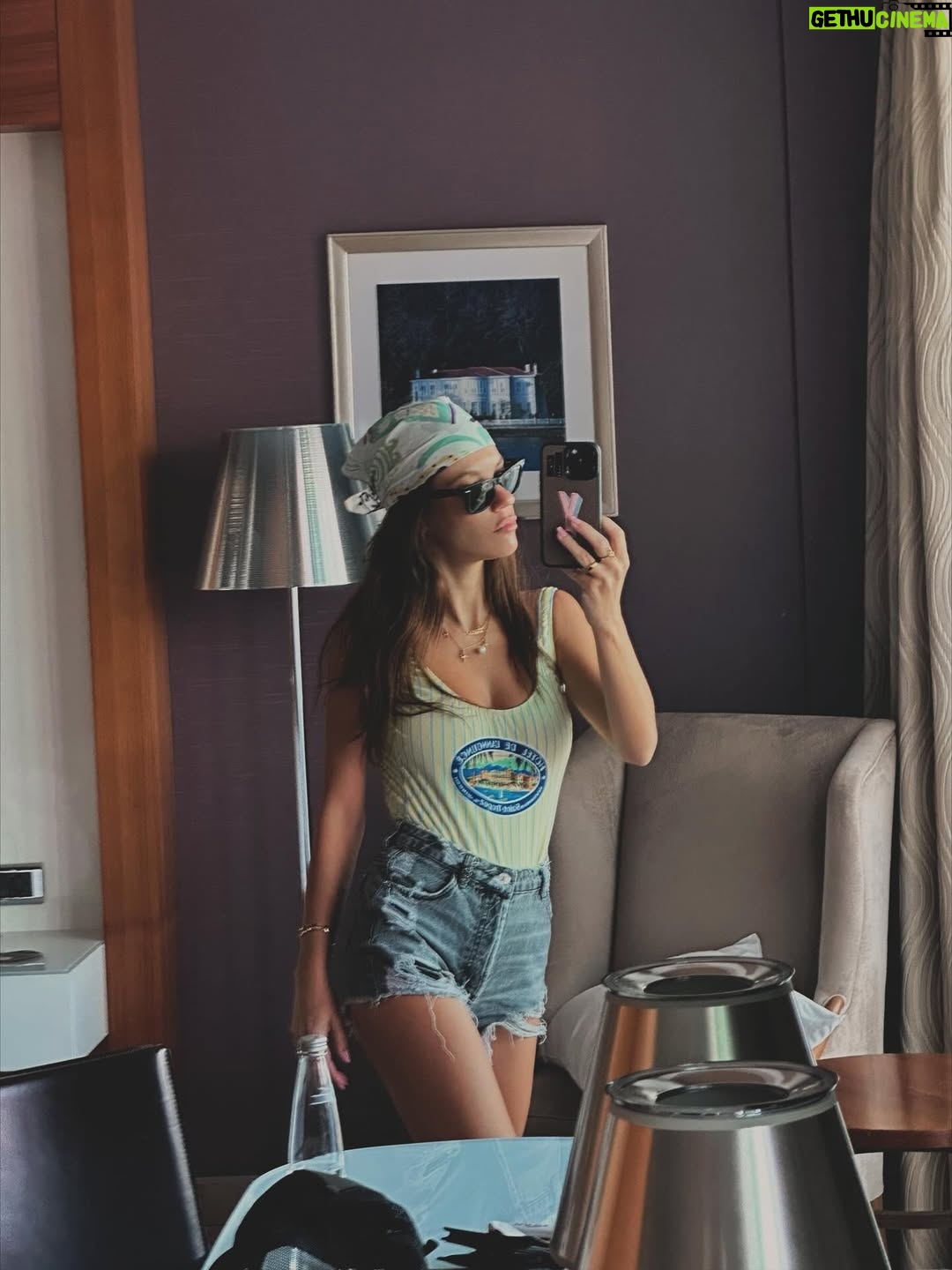 Yüsra Geyik - 23.9K Likes - Yol simgeseldir.
