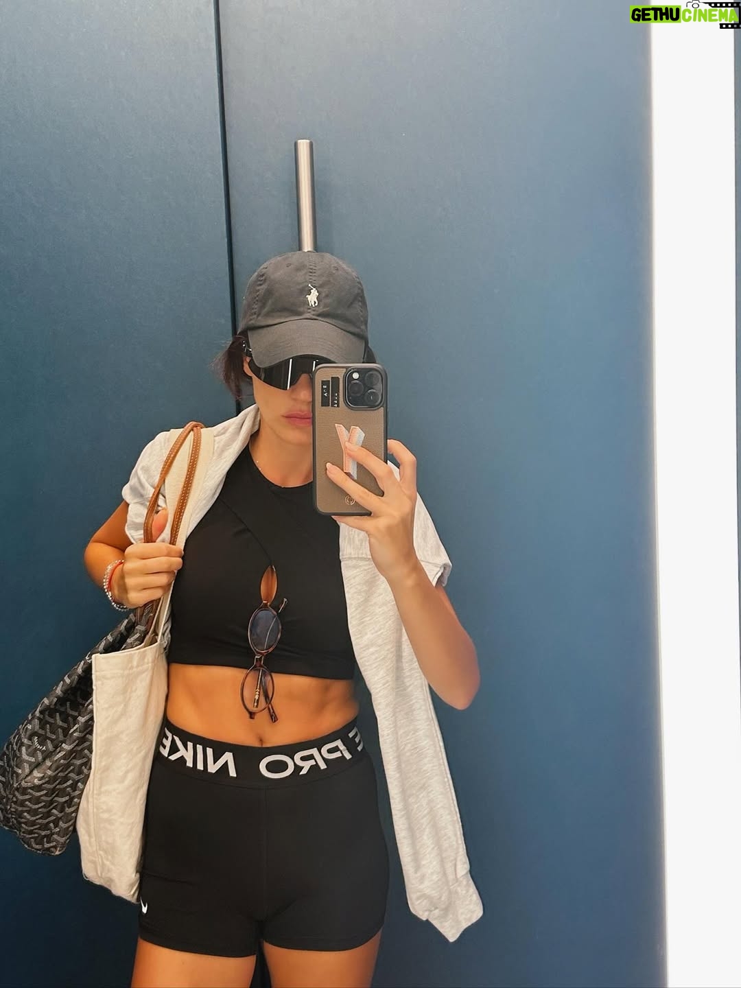 Yüsra Geyik - 23.9K Likes - Yol simgeseldir.