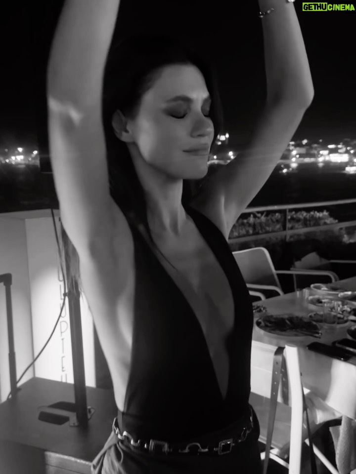 Yüsra Geyik - 23.9K Likes - Yol simgeseldir.
