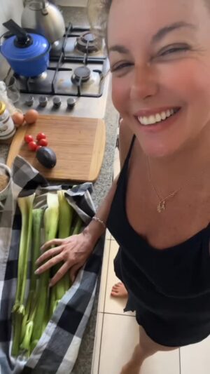 Yuyuniz Navas Instagram - Hoy más que nunca es vital, saber que elegimos a la hora de alimentarnos, desintoxicar y mantener en óptimas condiciones la salud y el bienestar de nuestra energía y nuestro cuerpo.
El jugo de Apio, es la mejor opción para tu buen vivir.
@medicalmedium
#yuyudatos #jugodeapio #bienvenidobienestar