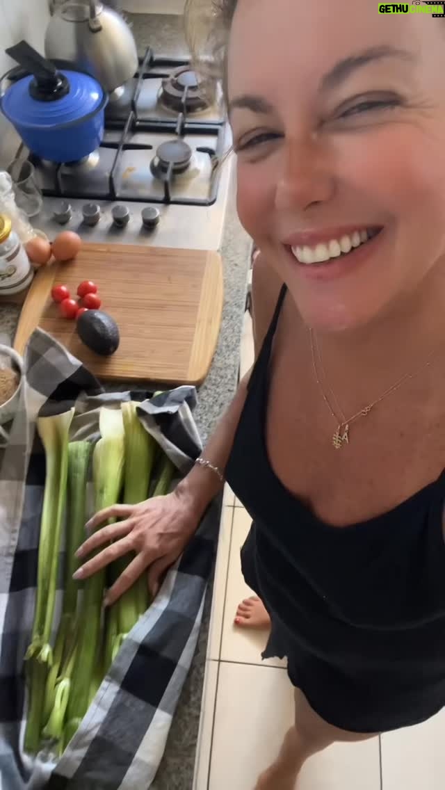 Yuyuniz Navas - 1.4K Likes - Hoy más que nunca es vital, saber que elegimos a la hora de alimentarnos, desintoxicar y mantener en óptimas condiciones la salud y el bienestar de nuestra energía y nuestro cuerpo.
El jugo de Apio, es la mejor opción para tu buen vivir.
@medicalmedium 
#yuyudatos #jugodeapio #bienvenidobienestar