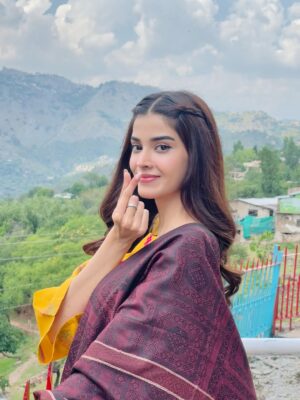 Zainab Shabbir Instagram - Heartfelt thanks! ❤️ 
Still in shock at the love for #ismeyaraan 
 Huge thanks to the entire team, cast, crew, and everyone behind the scenes. Your hard work and talent shine through. Can't wait for the next one🎬 Till then bye bye from Minha.🙇🏻‍♀️

#ismeyaraan #ThankYou #Appreciation