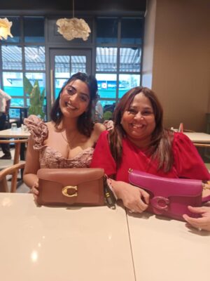 Zayn Marie Khan Instagram - ❤️👼🏽🎀🎄 Christmas Lunch at @toastpastabar 🤤 exceptional! Thank you @devikambing and team 💥🤯 ate the rest of the food so quick we didn’t take photos 🤭