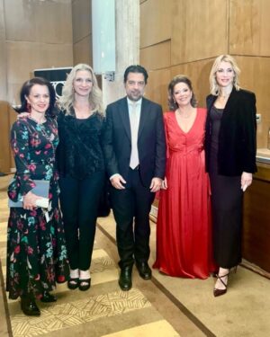 Zeta Douka Instagram - Χθες, στην εκδήλωση Manager of the Year, η Πρόεδρος της ΑΝΑΣΑ Ζέτα Δούκα @zetadouka , βρέθηκε ανάμεσα στις τρεις φιναλίστ για τη διάκριση Manager της Χρονιάς στον χώρο των Μη Κερδοσκοπικών Οργανώσεων. 

Δεν ήρθε το βραβείο — αλλά ήρθε κάτι εξίσου σημαντικό: 
H υπενθύμιση της σπουδαιότητας μιας ισχυρής, ευέλικτης και αγαπημένης ομάδας διοίκησης. 

Μιας ομάδας χάρη στην οποία η ΑΝΑΣΑ υπάρχει, εξελίσσεται και επιτελεί αυτό το τόσο σημαντικό έργο εδώ και 18 χρόνια, συνεχίζοντας ακάθεκτη, με όραμα, φροντίδα και ευθύνη. Γιατί η πραγματική διάκριση φαίνεται στη διάρκεια, στους ανθρώπους και στο αποτύπωμα που αφήνεις.

Θερμά συγχαρητήρια στη νικήτρια Μαρία Τρυφωνίδου @mariatrifonidou του συλλόγου γονέων παιδιών με καρκίνο Φλόγα @floga_1982 , για τη δίκαιη διάκριση και για το σπουδαίο, βαθιά ανθρώπινο έργο που επιτελεί με συνέπεια και αφοσίωση όλα αυτά τα χρόνια.

Κλείνοντας, ένα μεγάλο ευχαριστώ στους διοργανωτές του Manager of the Year @manageroftheyear.gr για τη φιλοξενία, την άρτια διοργάνωση και κυρίως για την ανάδειξη του έργου των Μη Κερδοσκοπικών Οργανώσεων μέσα από έναν τόσο σημαντικό θεσμό.

#Ανασα #ManagerOfTheYear #Awards #Αναγνώριση