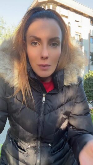 Zeynep Koltuk Instagram - Bugün de bir yaşımıza daha girdik çok şükür! Gün geçmiyor ki yeni bir şey öğrenelim bunca yıldır meğersem nasıl giyinileceğini bile bilmiyormuşum iyi mi benim gibi bilmediğini düşündüğün arkadaşına gönder🤦🏼‍♀️🤭😂