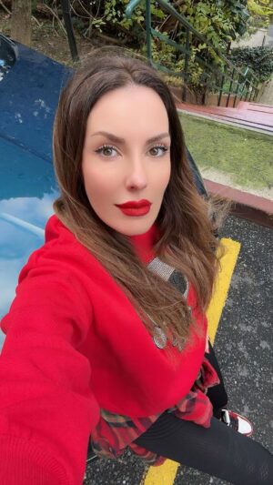 Zeynep Koltuk Instagram - Uçağının düşeceğini bilseydin yine de ben o bileti çok pahalıya almıştım yok çok zor bulmuştum deyip yine de o uçağa biner miydin? Bu arada sorunun uçakla hiçbir ilgisi yok✈️