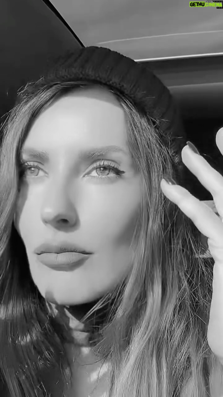 Zeynep Koltuk - 5.2K Likes - @raggaoktay sevenler burda mı🙋🏼‍♀️
 Şişli trafiğinde kalınca benim sıfat-ül Eşgal🤭🤪😅
Ha bu arada etrafa bakıyorum birincisi trafik açılacak mı diye ikincisi insanları beni manyak zannediyor mu diye oldu teşekkürler😂😂😂😂