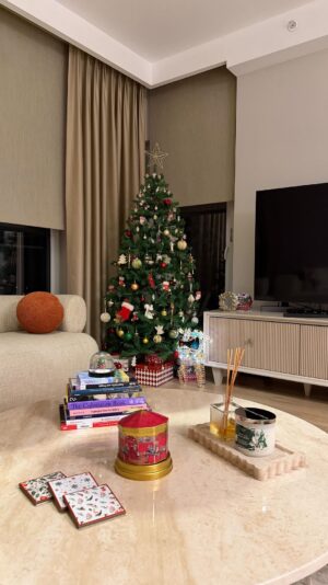 Zeynep Özkaya Instagram - Bu sene biraz rötarlı oldu ama bizim ev sonunda ilk yeni yılına hazır yorumlarınız alalım🥹❤️🎄