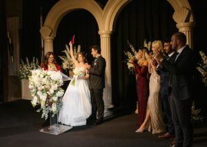 Zeynep Özkaya Instagram - Just married🥹🥂🕊️
Düğün sürecinde birlikte çalıştığımız herkes için iyi ki diyoruz! Sayenizde her şey hayal ettiğimizden bile güzel oldu hepinizi çook seviyoruz✨
@sheratonatasehirwedding
@fiestafilm
@deniztarhanorganizasyon
@livemusicsoundlight
@djcanberkhepsev
@suleyildirimweddingdress
@kigiligiyim
@busraungaann
@gizemalemdarhairmakeup
@tulinmotoladancecompany
Reklam