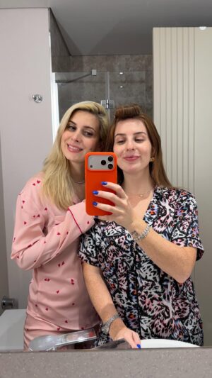 Zeynep Özkaya Instagram - Ablamın yatıya gelişi şerefine misafir banyosunu mini bir bakım köşesine çevirdim🤩✨Çünkü banyo, misafir gelince değil abla gelince en iyi haline bürünür. En iyi haline de Elseve ürünlerinden başkası yakışamazdı tabii ki💖 #işbirliği @lorealparis #lorealparishaircare #glycolicglosscore