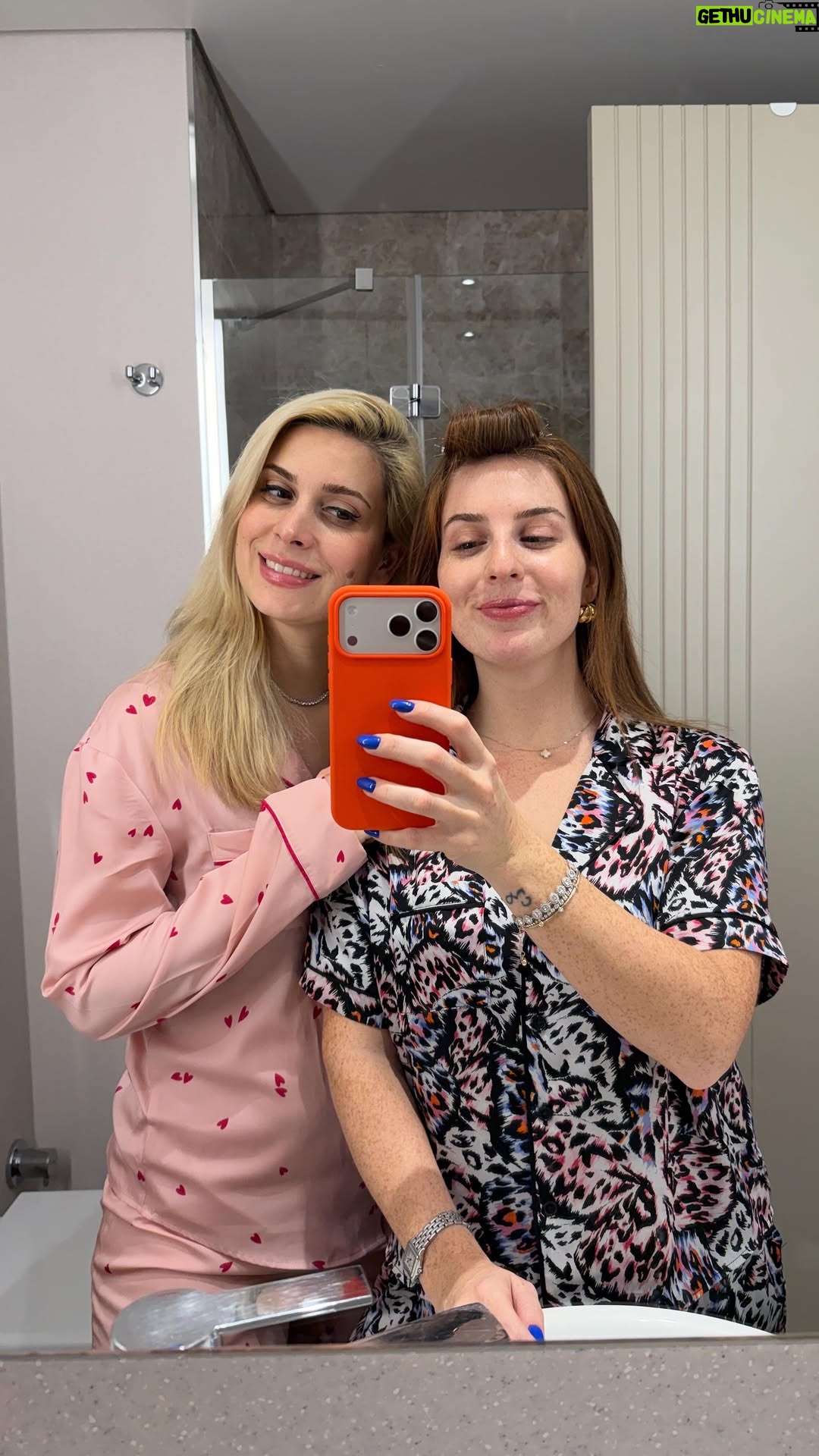 Zeynep Özkaya - 27.4K Likes - Ablamın yatıya gelişi şerefine misafir banyosunu mini bir bakım köşesine çevirdim🤩✨Çünkü banyo, misafir gelince değil abla gelince en iyi haline bürünür. En iyi haline de Elseve ürünlerinden başkası yakışamazdı tabii ki💖 #işbirliği @lorealparis #lorealparishaircare #glycolicglosscore