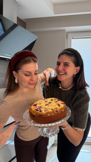Zeynep Özkaya Instagram - Orman meyveli cheesecake dolgulu muazzam bir kek yaptık buyrunuz tarif🤤💖🫐
3 yumurta ve 1 su bardağı şekeri güzelce çırptıktan sonra üzerine 100 ml sıvı yağ ve 120 ml süt ekliyoruz. Ardından 300 gr un(eleyerek), bir paket hamur kabartma tozu ve bir paket vanilin ekliyoruz. Kuru malzemeleri ekledikten sonra spatula ile karıştırıyoruz ki harcımız sönmesin. Dolgu için ise 1,5-2 paket labne(biz kıvama göre arttırdık), 1 yumurta ve 40 gr pudra şekerini çırpıyoruz. Son olarak yağladığımız kalıba kek harcını, donmuş orman meyvelerini, cheesecake dolgusunu ve file bademi ekleyip 180 derecede pişmeye gönderiyoruz. Dolgudan dolayı yaklaşık 50 dakikada pişti ve harika oldu afiyetss