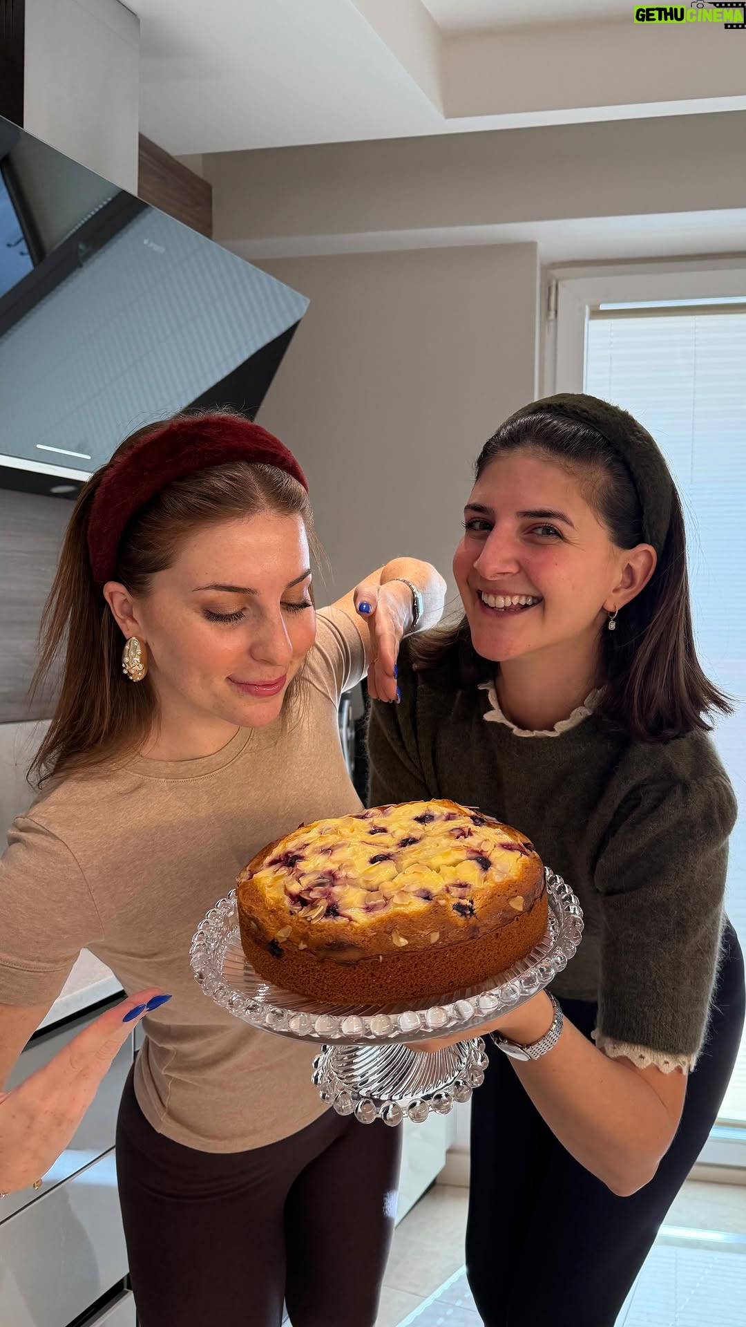 Zeynep Özkaya - 21.6K Likes - Orman meyveli cheesecake dolgulu muazzam bir kek yaptık buyrunuz tarif🤤💖🫐

3 yumurta ve 1 su bardağı şekeri güzelce çırptıktan sonra üzerine 100 ml sıvı yağ ve 120 ml süt ekliyoruz. Ardından 300 gr un(eleyerek), bir paket hamur kabartma tozu ve bir paket vanilin ekliyoruz. Kuru malzemeleri ekledikten sonra spatula ile karıştırıyoruz ki harcımız sönmesin. Dolgu için ise 1,5-2 paket labne(biz kıvama göre arttırdık), 1 yumurta ve 40 gr pudra şekerini çırpıyoruz. Son olarak yağladığımız kalıba kek harcını, donmuş orman meyvelerini, cheesecake dolgusunu ve file bademi ekleyip 180 derecede pişmeye gönderiyoruz. Dolgudan dolayı yaklaşık 50 dakikada pişti ve harika oldu afiyetss