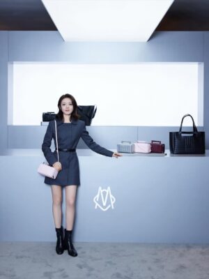 Zhao Jinmai Instagram - 把日常背在肩上。

#RIMOWA  #RIMOWAGroove