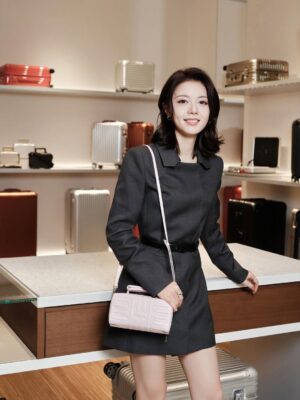 Zhao Jinmai Instagram - 把日常背在肩上。

#RIMOWA  #RIMOWAGroove