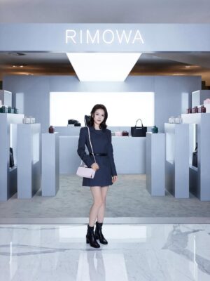 Zhao Jinmai Instagram - 把日常背在肩上。

#RIMOWA  #RIMOWAGroove