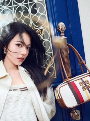 Zhao Jinmai Instagram - Summer in my bag😎☀️@MiuMiu
#MiuMiu #MiuBeau
