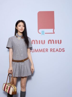 Zhao Jinmai Instagram - Summer vibes📚☀️⛱️ @MiuMiu
#MiuMiuSummerReads #MiuMiu