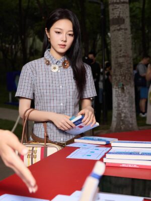 Zhao Jinmai Instagram - Summer vibes📚☀️⛱️ @MiuMiu
#MiuMiuSummerReads #MiuMiu
