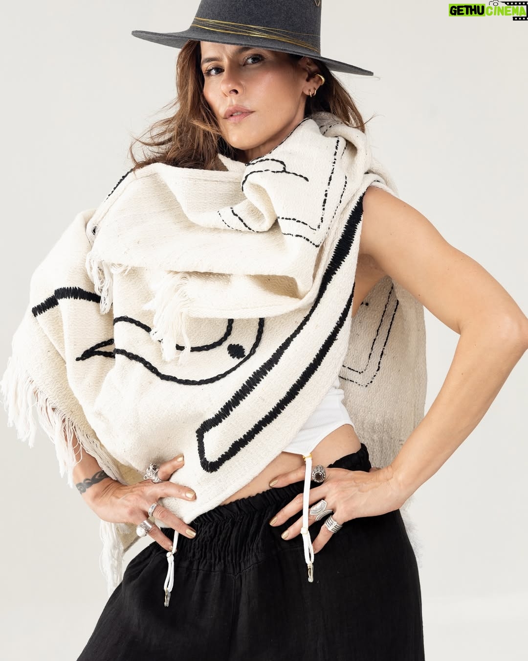 Zharick León - 29.4K Likes - Aquí estoy de nuevo con esta bella muestra de talento. Gracias @farithlara por toda tu entrega, sensibilidad y profesionalismo. A @somosmhuyscas por estas piezas únicas que son un pequeño reflejo de la belleza, la sabiduría y el misterio que encierra todo el conocimiento de nuestra cultura y nuestros ancestros. A @moonstonejoyas por la singularidad, belleza y elegancia de cada una de sus joyas. A @fadyflorez por plasmar en mi piel ese estilo natural y fresco que tanto amo.