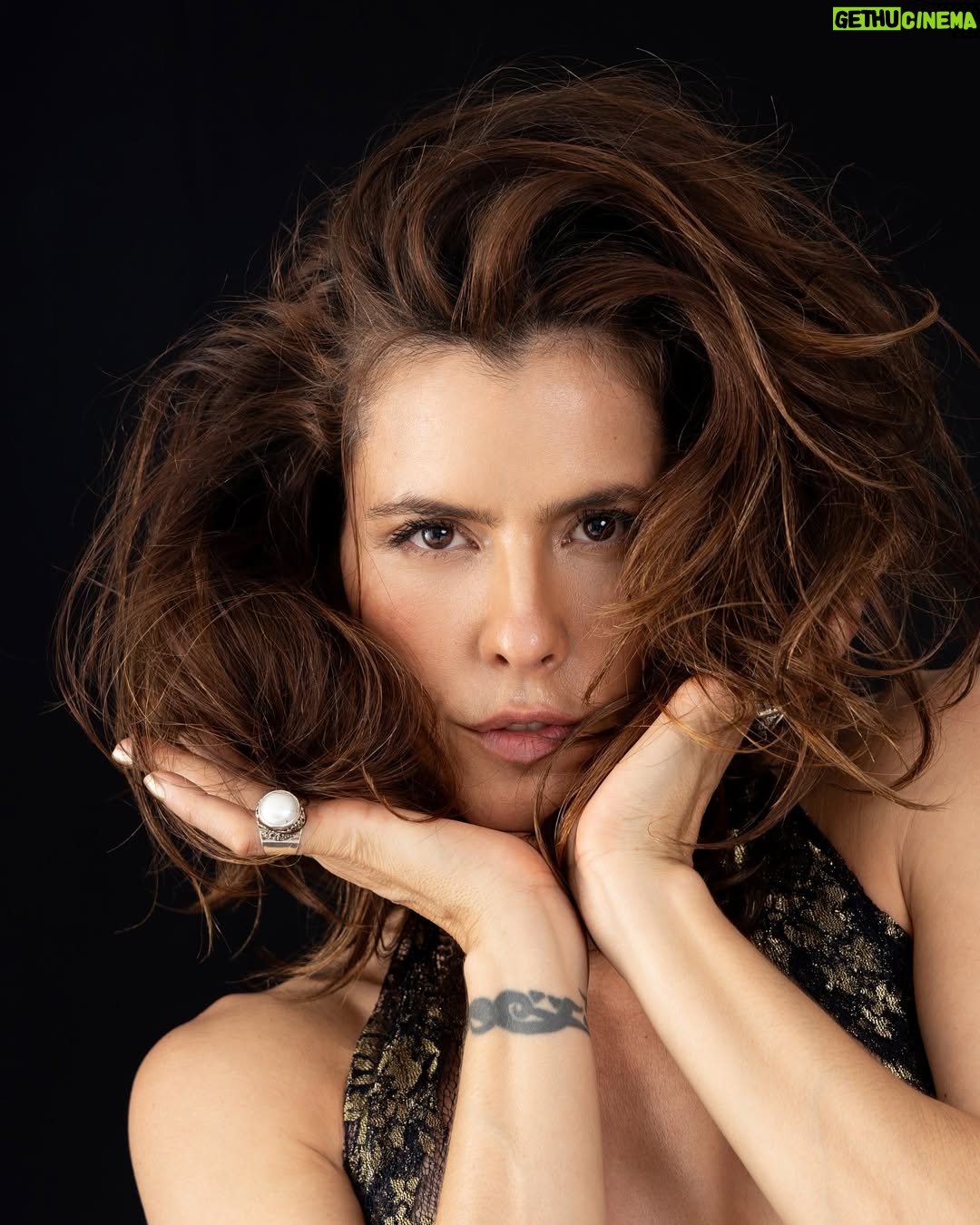 Zharick León - 67.5K Likes - Expresando todo el amor y la belleza que me contiene. Qué fortuna toparse por el camino con nuevos talentos. Sin tantas pretensiones se logró un gran trabajo.
.
.
.
.
.
.
.

Photo by @farithlara 
Makeup & Styles  @fadyflorez 
Joyas @moonstonejoyas 

Gracias, equipo! 😌🙏🤍💫