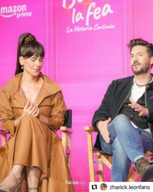 Zharick León Instagram - En rueda de prensa del lanzamiento de #bettylafealahistoriacontinua. Ya casi!!! 19 de julio, por @primevideolat
Feliz y encantada de lucir esta bellísima y sofisticada prenda de @mariaelenavillamil 🤍✨