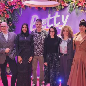 Zharick León Instagram - Hoy en la rueda de prensa de #BettyLaFeaLaHistoriaContinua, hablando un poco de nuestra visión y nuestra experiencia en este grandioso proyecto.
Gracias a @primevideolat, al personal de producción y a los que han intervenido en este importante evento para que todo salga a la medida y complacencia de todos en especial el gremio de periodistas que nos acompañan y que tanto nos apoyan🤍✨
Gracias a @mariaelenavillamil por esta hermosa y sofisticada prenda🤍✨
A mi joyera @vipall_col Lorena Villarraga por tan exquisitas joyas.
A mi GLAM TEAM:
Director de moda y makeup @fadyflorez 🤍✨
Estilista @yosoyenriquetrujillo 🤍✨