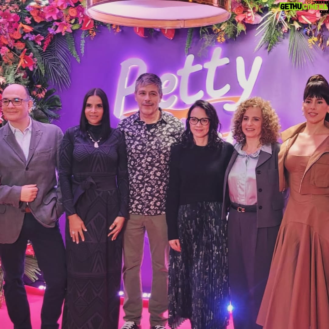 Zharick León - 7.6K Likes - Hoy en la rueda de prensa de #BettyLaFeaLaHistoriaContinua, hablando un poco de nuestra visión y nuestra experiencia en este grandioso proyecto. 
Gracias a @primevideolat, al personal de producción y a los que han intervenido en este importante evento para que todo salga a la medida y complacencia de todos en especial el gremio de periodistas que nos acompañan y que tanto nos apoyan🤍✨

Gracias a @mariaelenavillamil por esta hermosa y sofisticada prenda🤍✨
A mi joyera @vipall_col Lorena Villarraga por tan exquisitas joyas.

A mi GLAM TEAM:
Director de moda y makeup @fadyflorez 🤍✨
Estilista @yosoyenriquetrujillo 🤍✨