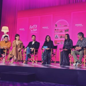 Zharick León Instagram - Hoy en la rueda de prensa de #BettyLaFeaLaHistoriaContinua, hablando un poco de nuestra visión y nuestra experiencia en este grandioso proyecto.
Gracias a @primevideolat, al personal de producción y a los que han intervenido en este importante evento para que todo salga a la medida y complacencia de todos en especial el gremio de periodistas que nos acompañan y que tanto nos apoyan🤍✨
Gracias a @mariaelenavillamil por esta hermosa y sofisticada prenda🤍✨
A mi joyera @vipall_col Lorena Villarraga por tan exquisitas joyas.
A mi GLAM TEAM:
Director de moda y makeup @fadyflorez 🤍✨
Estilista @yosoyenriquetrujillo 🤍✨