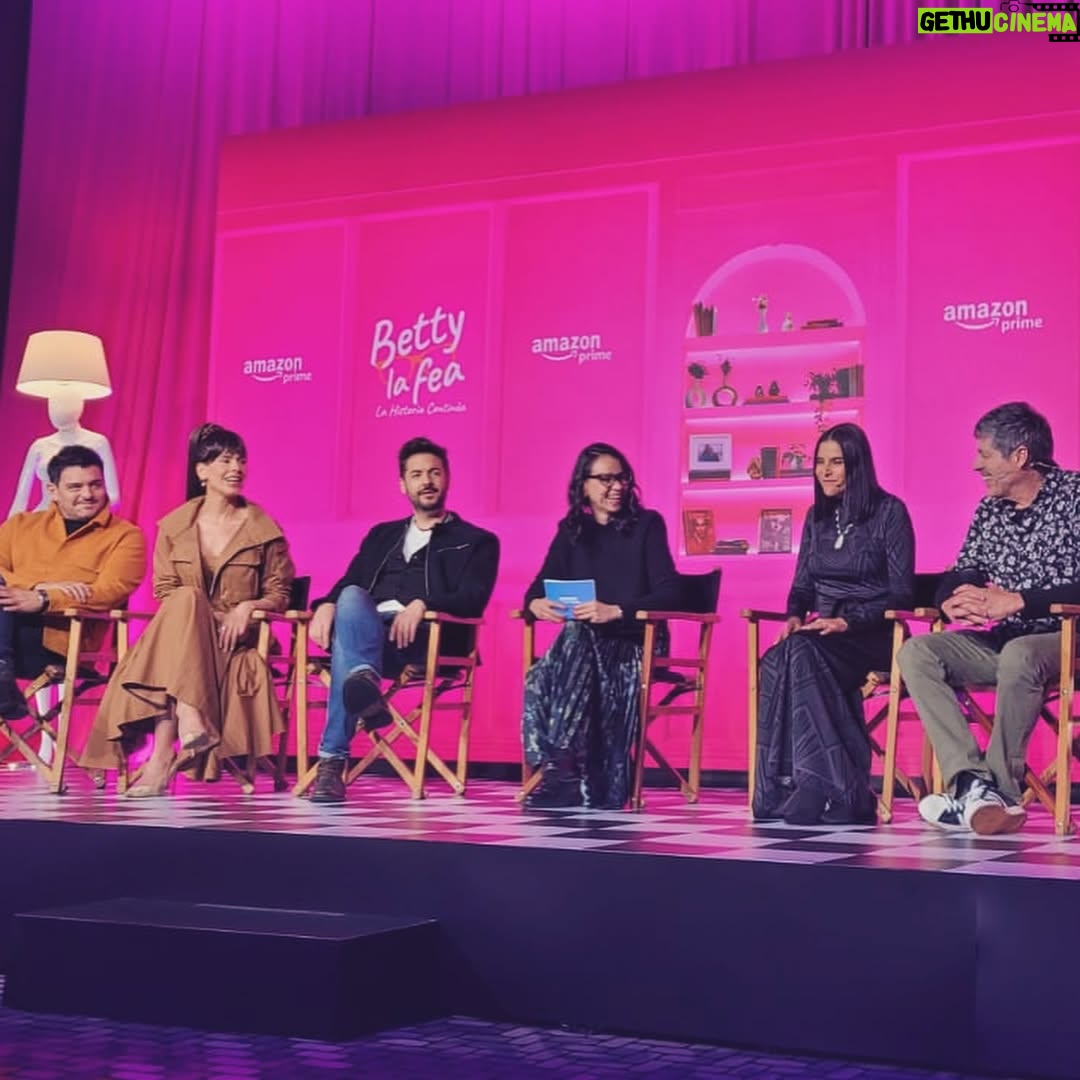 Zharick León - 7.6K Likes - Hoy en la rueda de prensa de #BettyLaFeaLaHistoriaContinua, hablando un poco de nuestra visión y nuestra experiencia en este grandioso proyecto. 
Gracias a @primevideolat, al personal de producción y a los que han intervenido en este importante evento para que todo salga a la medida y complacencia de todos en especial el gremio de periodistas que nos acompañan y que tanto nos apoyan🤍✨

Gracias a @mariaelenavillamil por esta hermosa y sofisticada prenda🤍✨
A mi joyera @vipall_col Lorena Villarraga por tan exquisitas joyas.

A mi GLAM TEAM:
Director de moda y makeup @fadyflorez 🤍✨
Estilista @yosoyenriquetrujillo 🤍✨