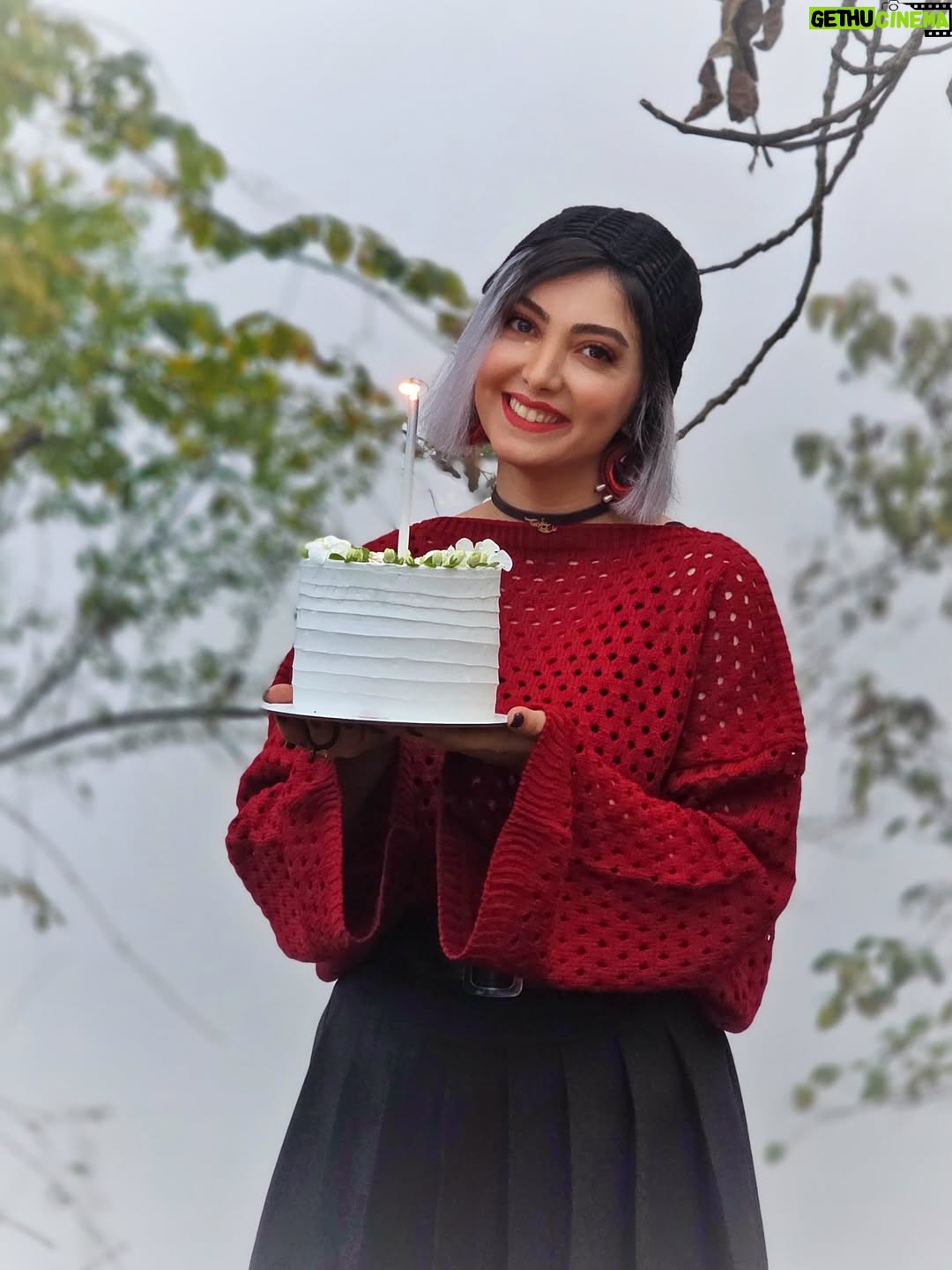 Ziba Karamali - 52.2K Likes - این سال عمرم، به زیبایی گذشت و در کنار عزیزترین‌های قلبم به عشق و شیرینی خاتمه پیدا کرد. امسال عمیقا باور کردم که چیدمان انسان های اطرافمون، چه نقش عمیقی در وضعیت روحی و به تبع رشد و پیشرفت داره. 
یکی از بچه‌ها، وقتی داشت کمک میکرد میز رو بچینیم، بهم گفت« زیبا تو خیلی خوشبختی که همچین آدم‌هایی رو تو زندگیت داری » و حس کردم نوری به قلبم تابید.
چشم و ذهنم چرخید بر حلقه‌ی کوچک اما باارزش اطرافم، بر جمعی که در گذر سال‌ها آمد و رفت، شکل گرفت و آراسته شد به اونچه که باید میشد و الان همین حلقه کوچک و امن و دوست داشتنی، نقطه اتصال من به لحظه های روشن زندگی‌ان. من این خنده هارو مدیون شمام❤️ من خوشبختم که شماهارو دارم.❤️
.
پ.ن: بمونه به یادگار از تولد ۲۹ سالگی، در دل جنگل های مه گرفته‌ی کوهستان در تاریخ ۱۴ آذر ۱۴۰۴.