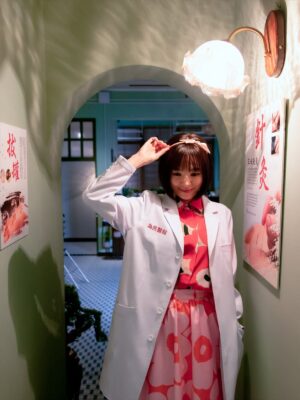 Zoie Tam Instagram - 家姐
人生嘅第一份工
點都要記錄一下
在為民醫館打工 
真係好開心
多謝凌醫師賞識
佢係好人 
對我同阿妹都好好♥️

我好鍾意返工 
可以賺錢買嘢比阿妹 媽媽同爸爸 照顧返佢哋
雖然十號風球 基本上無咩嘢可以阻止我返工 
我仍然會好準時 唔遲到 放工都一樣✌🏻
希望餘生都可以一直喺呢度返工🫶🏻

#穎茵醫館打卡 #俠醫結局篇